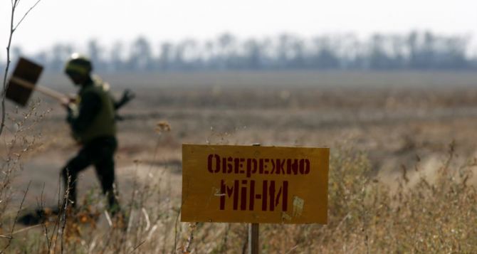 Вблизи Луганского аэропорта на мине подорвался мужчина