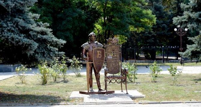 «Железного рыцаря», «Денежное дерево» и «Троны» установили в Луганске ко Дню города