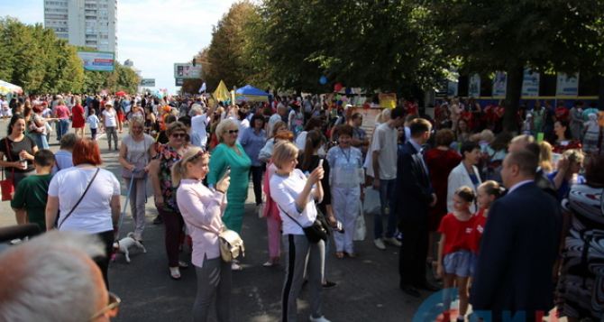 В Луганске массовые гуляния посвященные Дню города. ФОТО