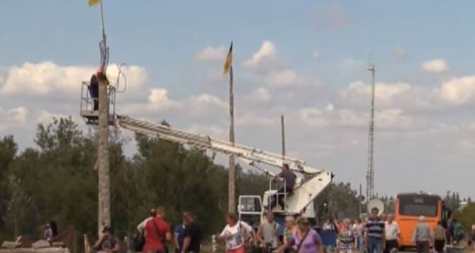 На мосту у Станицы Луганской сняли украинские флаги, развешенные накануне