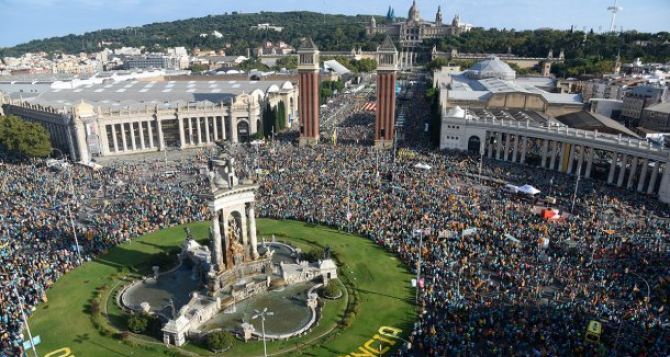 В Барселоне вышли на митинг 600 тысяч «сепаратистов» из Каталонии