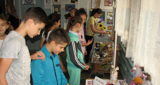 Выставка работ детей с ограниченными возможностям открылась в Луганске
