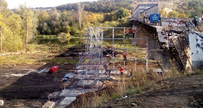 В Станице Луганской установили металлическую конструкцию первой опоры временного обходного моста. ФОТО
