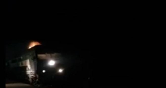 Сегодня ночью в Рубежном на ходу загорелся локомотив пассажирского поезда. ВИДЕО 18+
