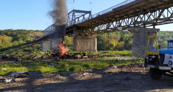 Зеленский напомнил, в какие сроки должны достроить мост у КПВВ «Станица Луганская»