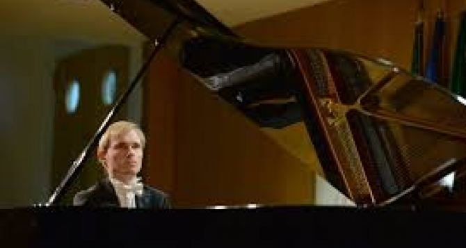 Пианист из Москвы выступит с оркестром Луганской филармонии