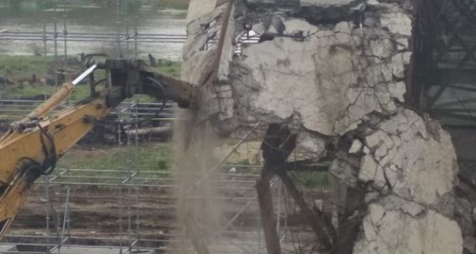Разрушенный мост в Станице Луганской восстановят раньше объявленного срока
