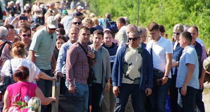 Зеленский издал указ об упрощении пересечения линии в Станице Луганской. Есть намек на открытие КПВВ в Счастье