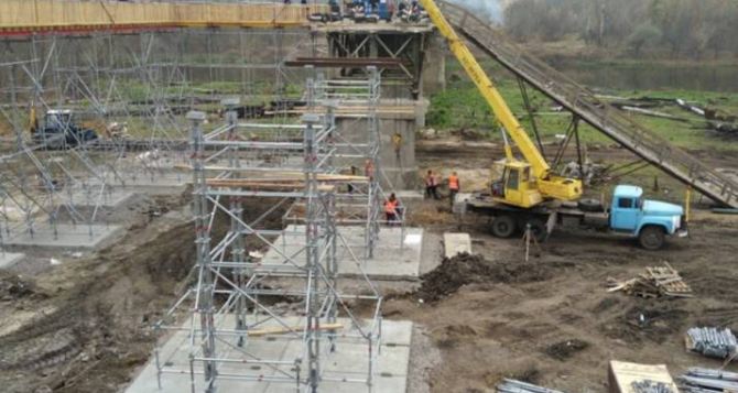В Станице Луганской возобновили работы: начали возведение третьей временной опоры моста. ФОТО