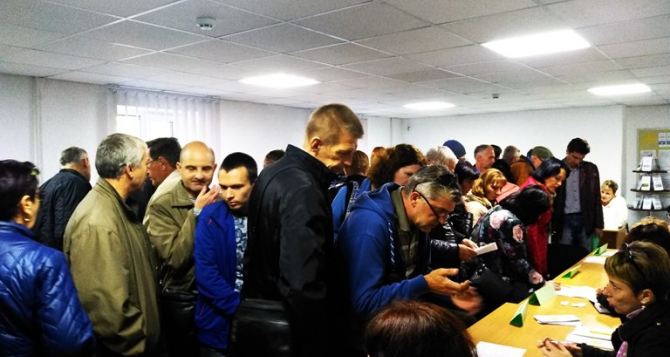 Более 300 вакансий представили работодатели на ярмарке в Луганске