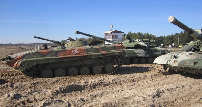 Военные на Донбассе снова размещают бронетехнику у жилых домов