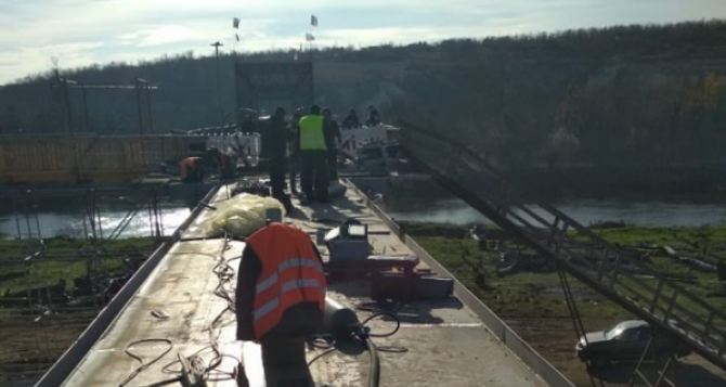 Работы на мосту в Станице Луганской: одни металлоконструкции сваривали, другие — разрезали ФОТО