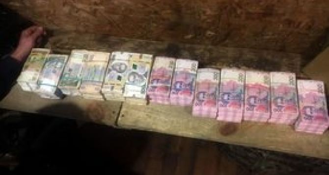 Луганчанин нёс через КПВВ Станица Луганская мешок денег — 2 миллиона гривен. Фото