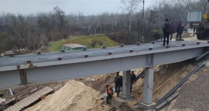 В Станице Луганской начали красить мост