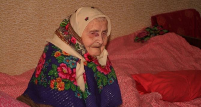 В Стаханове свой 106 день рождения отметила старейшая жительница города. Фото