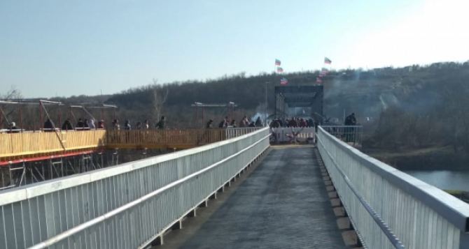 На новом мосту в Станице Луганская заканчивают работы. Мост откроют на этой неделе. ФОТО