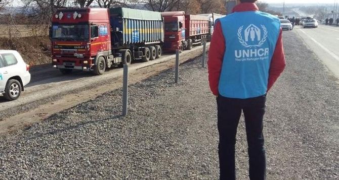 Два десятка грузовиков с гумпомощью заехали со стороны Украины на неподконтрольный Донбасс