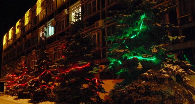 В Луганске начали монтаж новогодней иллюминации