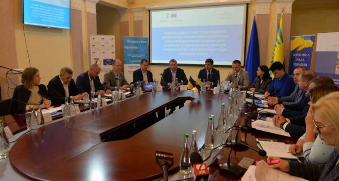 Верховная Рада рассмотрит законопроект о выплате пенсий жителям неподконтрольных Луганска и Донецка
