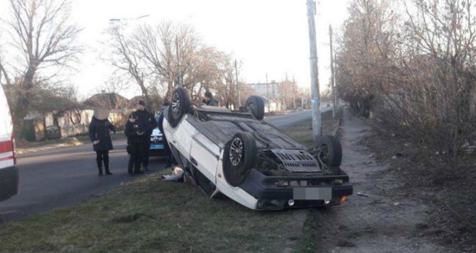 В Лисичанске столкнулись три автомобиля. Один перевернулся. ФОТО