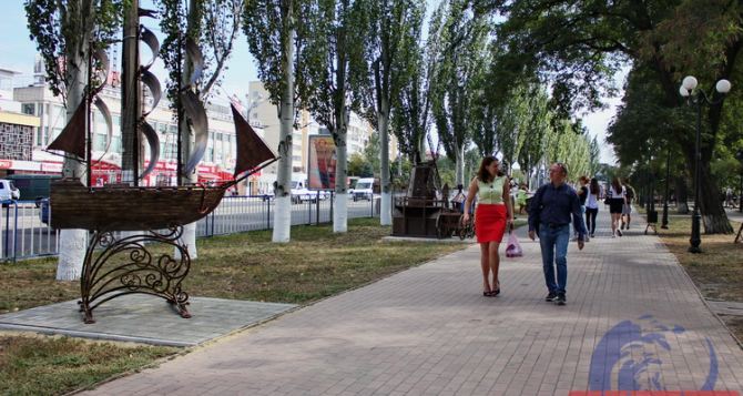 Очередная композиция украсила аллею кованых скульптур Луганска