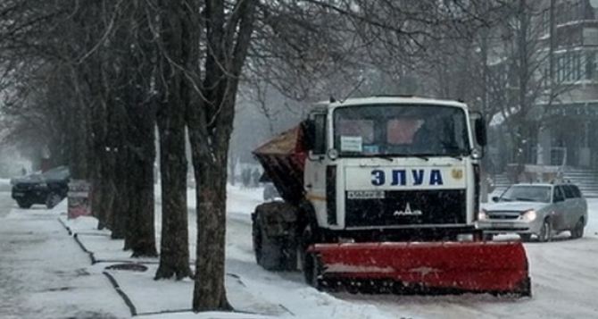В Луганске приступили к обработке дорог песчано-соляной смесью