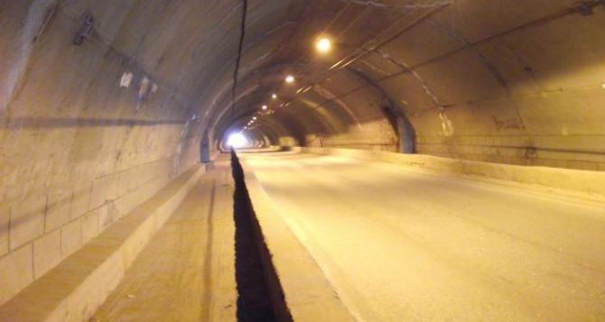 В Алчевске жители двух микрорайонов оказались отрезанными от города: перекрыт тоннель