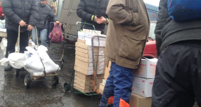 В Станице Луганской накрыли бригаду «тачечников», которые перевозили поддельные сигареты и алкоголь через КПВВ