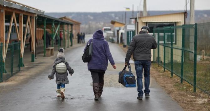 Пограничники рассказали, как они пропускают детей через КПВВ «Станица Луганская»
