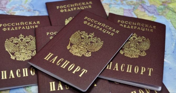 В России отчитались сколько выдали  своих паспортов в Луганске и Донецке