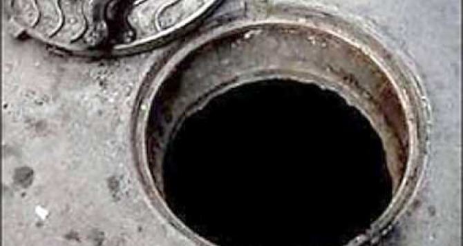 В Луганске подросток упал в канализационный люк и час простоял по грудь в сточных водах