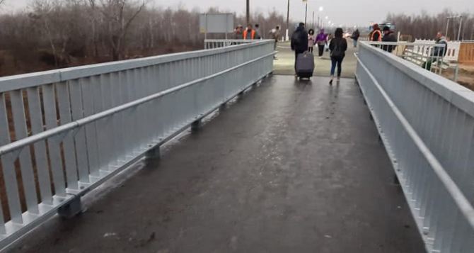 У представителей Красного Креста возникли сомнения, а проедет ли «скорая помощь» через новый мост в Станице Луганской