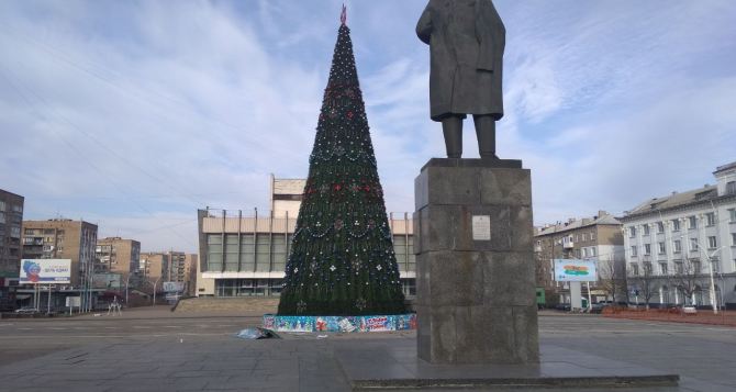 Новогоднее настроение в Луганске: насколько оно новогоднее