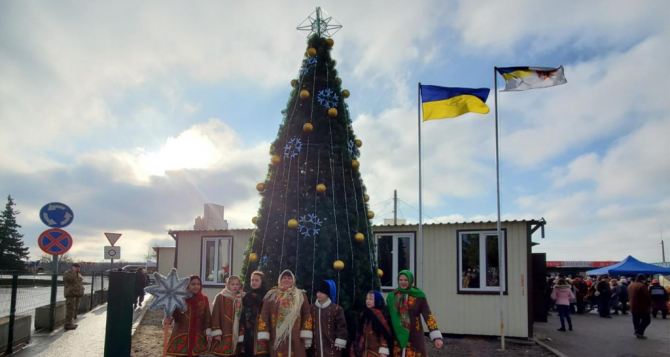 На КПВВ «Станица Луганская» установили новогоднюю елку