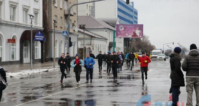 В Луганске 1 января утром по городу пробежало более 50 человек. ФОТО