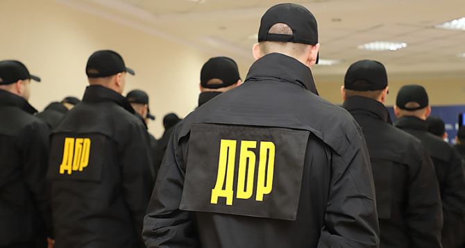 Луганский полицейский с сообщниками выбивал из должника деньги