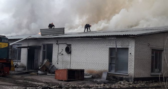 В Лисичанске больше 6 часов тушили пожар на территории стеклозавода «Пролетарий» ФОТО