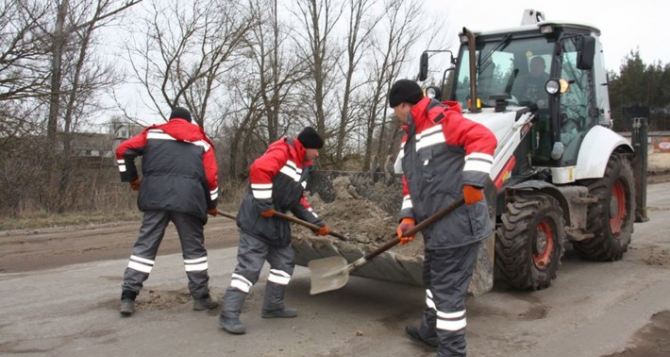 Насущная необходимость: На дорогах Луганщины — «ямочный» ремонт