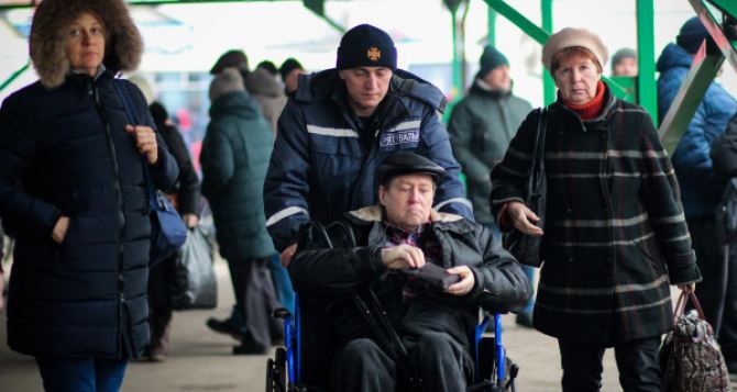 На КПВВ «Станица Луганская» спасатели оказывали помощь нуждающимся более 10 тысяч раз. ФОТО