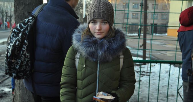 В Свердловском районе людям на улицах раздавали блокадный хлебный паек. ФОТО