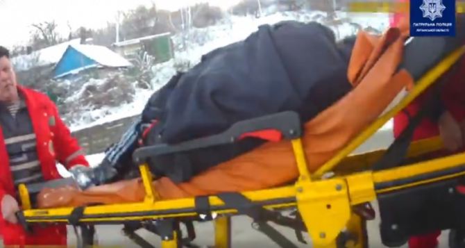 Девушка-самоубийца бросилась с моста в Северский Донец. Из ледяной воды ее спасли два парня. ВИДЕО
