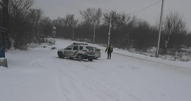 Луганщину замело снегом. Полиция сообщила где нельзя проехать, а где можно но с трудом. ФОТО