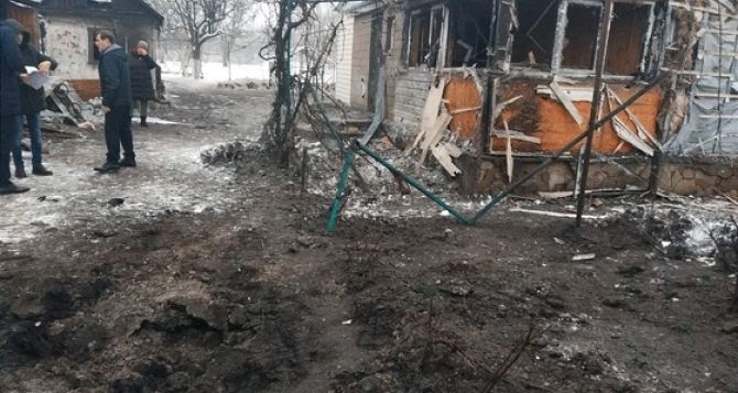 Под обстрел попали Кировск, Донецкое и Голубовское. Повреждены жилые дома