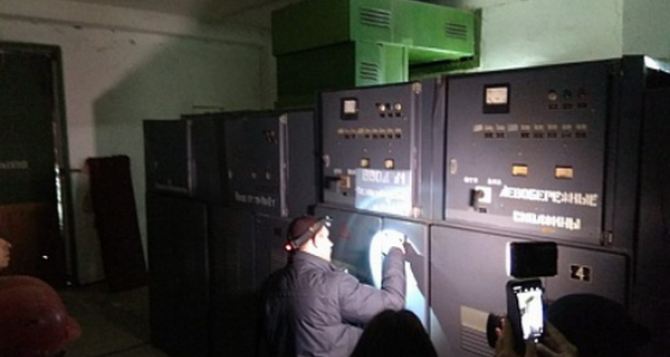 Представители ЛЭО отключили от электричества Попаснянский водоканал и опломбировали насосы