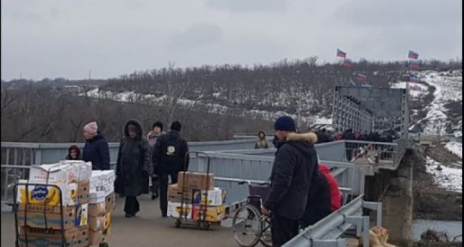 Жители Луганска ежедневно везут из Станицы в город 300 тонн яблок