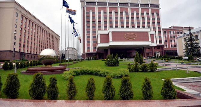 Сегодня в Минске будут обсуждать обстрелы, пенсии, оплату за воду, обмен пленными и «особый статус»