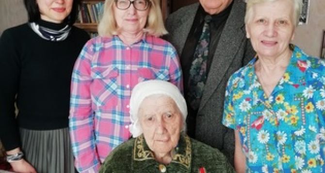 Мэрия Луганска поздравила со 100-летием ветерана Великой Отечественной (ФОТО)