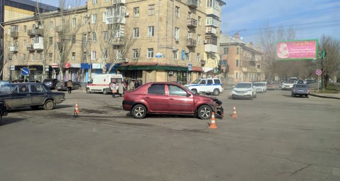 В центре Луганска столкнулись два авто, одно от удара вылетело на тротуар и врезалось в магазин. ФОТО