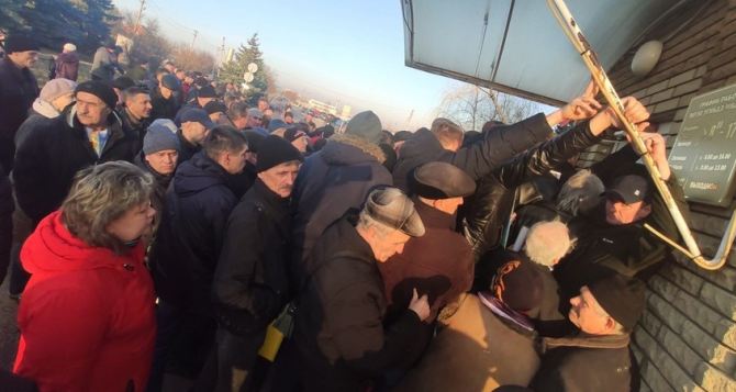 В Луганске водители штурмуют МРЭО из-за грозящих штрафов. ФОТО