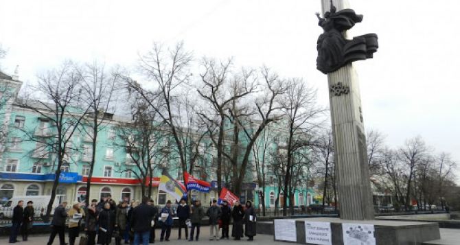 В центре Луганске начали демонтаж конструкций Пилона Славы